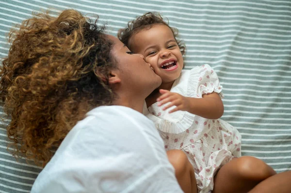 Boldog Afro Amerikai Anya Játszik Lány Hálószobában Otthon Jogdíjmentes Stock Fotók