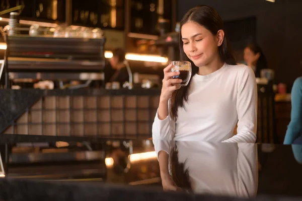 Eine Junge Frau Trinkt Kaffee Einem Modernen Café — Stockfoto