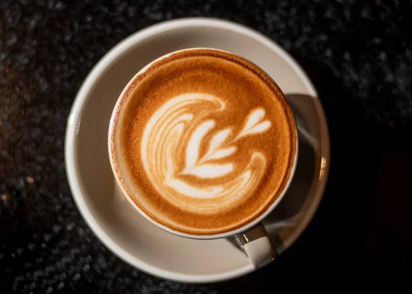 Καυτό Καπουτσίνο Latte Τέχνη Φόντο Ξύλου — Φωτογραφία Αρχείου