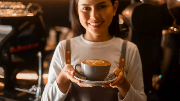 Arte Latte Mano Barista Listo Para Beber Cafetería Moderna —  Fotos de Stock