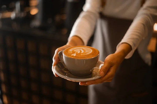 Arte Latte Mano Barista Listo Para Beber Cafetería Moderna —  Fotos de Stock