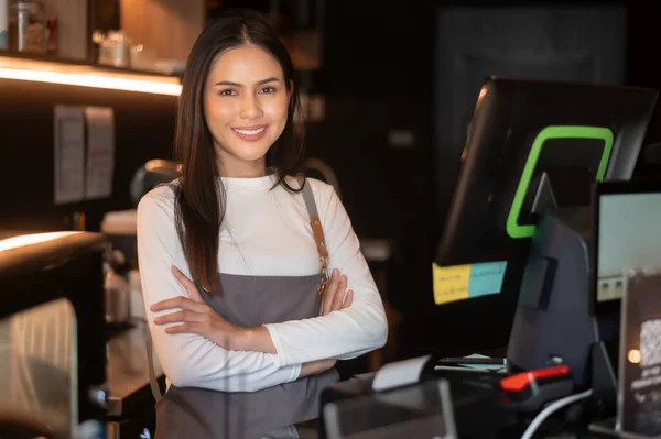 Egy Fiatal Pénztáros Aki Egy Modern Kávézóban Dolgozik Stock Kép