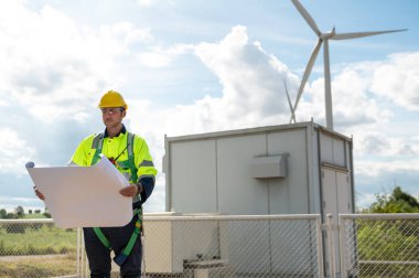 Prezervatif başlıklı akıllı mühendis elektrik türbinleri alanında çalışıyor.