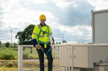 Prezervatif başlıklı akıllı mühendis elektrik türbinleri alanında çalışıyor.