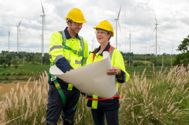 Prezervatif başlıklı akıllı mühendis elektrik türbinleri alanında çalışıyor.