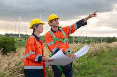 Prezervatif başlıklı akıllı mühendis elektrik türbinleri alanında çalışıyor.