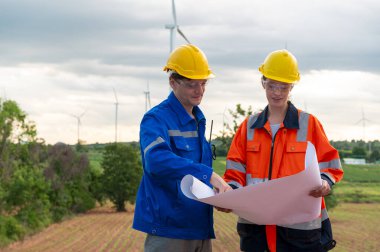 Prezervatif başlıklı akıllı mühendis elektrik türbinleri alanında çalışıyor.