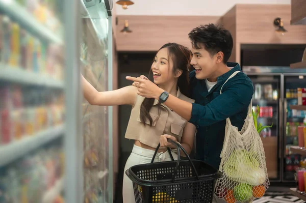 Casal Asiático Que Faz Compras Supermercado Conceito Vida Cidade Imagem De Stock