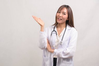 Beyaz arka plan stüdyosu, sağlık ve tıbbi teknoloji konsepti üzerinde kendine güvenen kadın doktorların portresi.