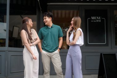 Mutlu Asyalı genç arkadaşlar kafede takılıyor.