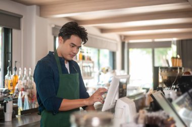 Modern kahve dükkanında çalışan Asyalı bir girişimci ya da barista, küçük işletme kavramı 