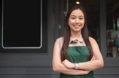Kafede gülümseyen genç Asyalı kadın kafe sahibi girişimci, küçük işletme kavramı.