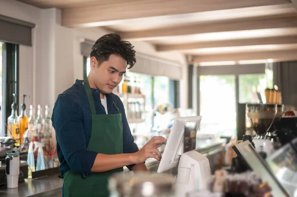 Egy Ázsiai Férfi Vállalkozó Vagy Barista Dolgozik Modern Kávézó Koncepció Stock Kép