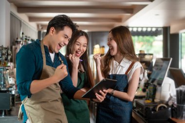 Bir grup kafe sahibi işletme geliri ve küçük işletme kavramını tartışıyor