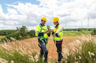 Mühendisler elektrik türbinleri, mühendislik, kurumsal çalışma ve takım çalışması alanlarında toplanıyorlar.