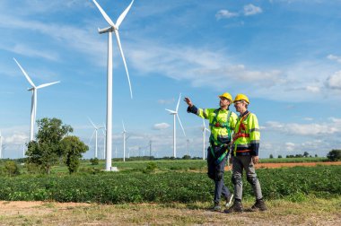 Mühendisler elektrik türbinleri, mühendislik, kurumsal çalışma ve takım çalışması alanlarında toplanıyorlar.