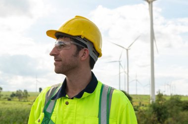 Elektrik türbinleri alanında koruyucu miğferi olan akıllı mühendisin portresi