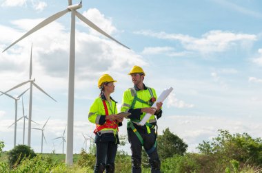 İnsanlar kafalarına koruyucu bir kask takıyor. Tablet analitik mühendisliği verileri kullanıyorlar.