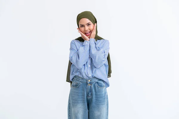 Portrét Mladé Krásné Ženy Hidžábem Bílém Pozadí — Stock fotografie