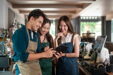 Bir grup kafe sahibi işletme geliri ve küçük işletme kavramını tartışıyor