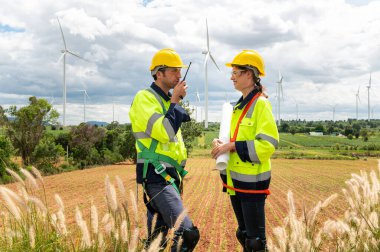 Mühendisler elektrik türbinleri, mühendislik, kurumsal çalışma ve takım çalışması alanlarında toplanıyorlar.