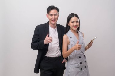 Beyaz arka planda gülümseyen genç Asyalı çift