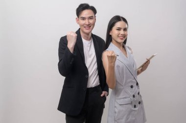 Beyaz arka planda gülümseyen genç Asyalı çift