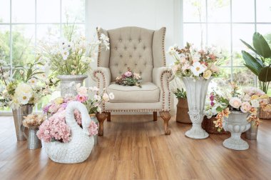 Düğün töreni için güzel çiçeklerle süslenmiş koltuğun içi..