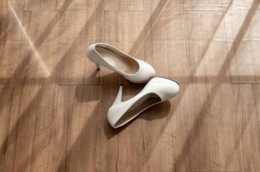 Güzel gelinlik Gelinin yüksek topuklu ayakkabıları