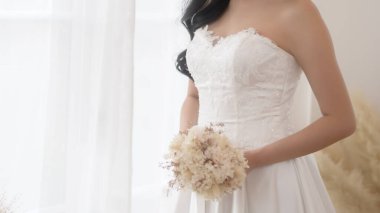 Güzel bir gelin portresi. Makyajlı ve saç stili. Şık bir gelinlik, düğün töreni.