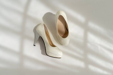 Güzel gelinlik Gelinin yüksek topuklu ayakkabıları