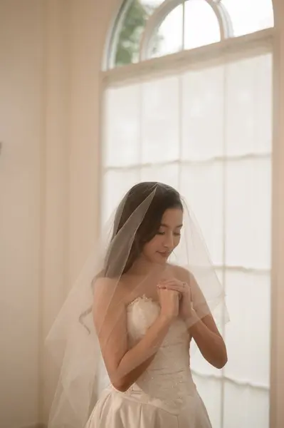 Gyönyörű Menyasszony Esküvői Ruha Borított Fehér Fátyol Összehajtogatja Karját Imádkozik Jogdíjmentes Stock Fotók