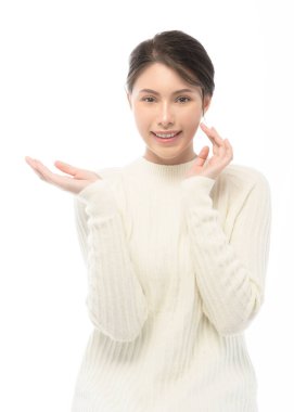 Beyaz arka planda pürüzsüz, sağlıklı bir teni olan genç ve güzel bir kadının portresi.