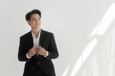 Takım elbiseli yakışıklı damadın portresi, düğün törenine hazırlanıyor.