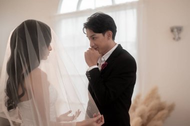  Bir çift gelin ve damat düğün töreninde romantik anlar yaşıyor, aşk, kutlama ve evlilik..