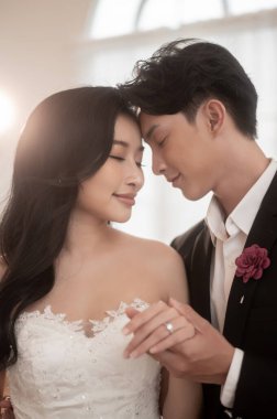  Bir çift gelin ve damat düğün töreninde romantik anlar yaşıyor, aşk, kutlama ve evlilik..