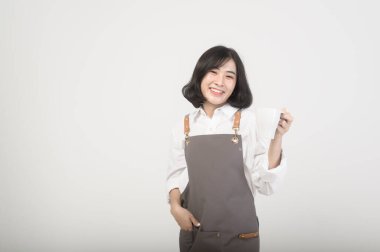 Asyalı gülümseyen kadın girişimci ya da kahveci beyaz arka planda önlük takıyor, küçük işletme kavramı