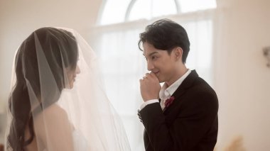  Bir çift gelin ve damat düğün töreninde romantik anlar yaşıyor, aşk, kutlama ve evlilik..