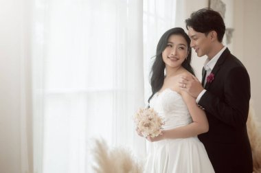  Bir çift gelin ve damat düğün töreninde romantik anlar yaşıyor, aşk, kutlama ve evlilik..