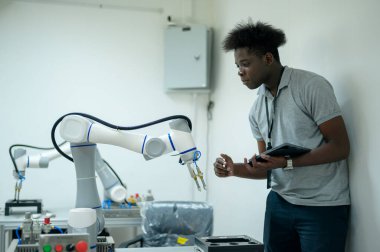 Stajyer Robot El Programı, Endüstriyel Robot Tasarımı, Yüksek Teknoloji Tesisi ve Modern Makine Öğrenme ile Robot Bilimi Mühendisi Öğrenimi. Seri Üretim Otomatik.