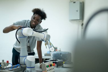 Stajyer Robot El Programı, Endüstriyel Robot Tasarımı, Yüksek Teknoloji Tesisi ve Modern Makine Öğrenme ile Robot Bilimi Mühendisi Öğrenimi. Seri Üretim Otomatik.