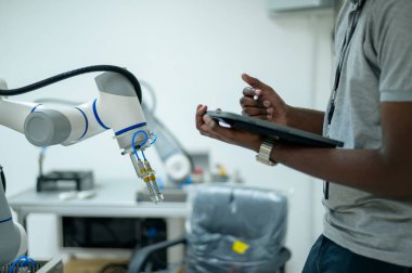 Stajyer Robot El Programı, Endüstriyel Robot Tasarımı, Yüksek Teknoloji Tesisi ve Modern Makine Öğrenme ile Robot Bilimi Mühendisi Öğrenimi. Seri Üretim Otomatik.