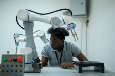 Stajyer Robot El Programı, Endüstriyel Robot Tasarımı, Yüksek Teknoloji Tesisi ve Modern Makine Öğrenme ile Robot Bilimi Mühendisi Öğrenimi. Seri Üretim Otomatik.