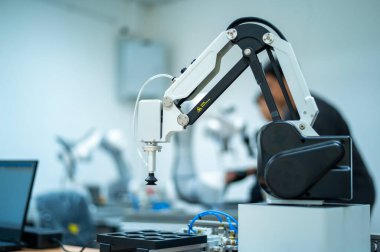 Robot Endüstrisi Mühendislik Programlama ve Robot El Kol, Endüstriyel Robot Tasarımı, Yüksek Teknoloji Tesisi, Modern Makine Öğrenme. Seri Üretim Otomatik.