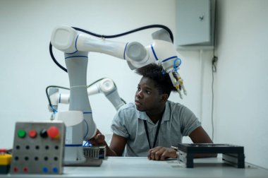 Stajyer Robot El Programı, Endüstriyel Robot Tasarımı, Yüksek Teknoloji Tesisi ve Modern Makine Öğrenme ile Robot Bilimi Mühendisi Öğrenimi. Seri Üretim Otomatik.