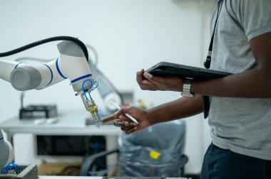 Stajyer Robot El Programı, Endüstriyel Robot Tasarımı, Yüksek Teknoloji Tesisi ve Modern Makine Öğrenme ile Robot Bilimi Mühendisi Öğrenimi. Seri Üretim Otomatik.