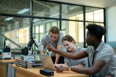 Stajyer Robot El Programı, Endüstriyel Robot Tasarımı, Yüksek Teknoloji Tesisi ve Modern Makine Öğrenme ile Robot Bilimi Mühendisi Öğrenimi. Seri Üretim Otomatik.