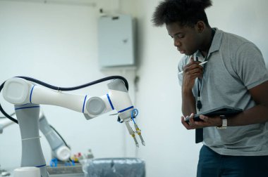 Stajyer Robot El Programı, Endüstriyel Robot Tasarımı, Yüksek Teknoloji Tesisi ve Modern Makine Öğrenme ile Robot Bilimi Mühendisi Öğrenimi. Seri Üretim Otomatik.