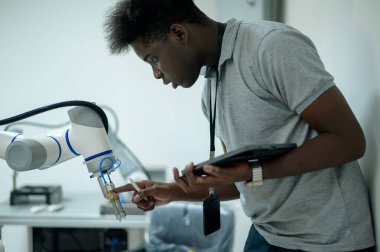 Stajyer Robot El Programı, Endüstriyel Robot Tasarımı, Yüksek Teknoloji Tesisi ve Modern Makine Öğrenme ile Robot Bilimi Mühendisi Öğrenimi. Seri Üretim Otomatik.