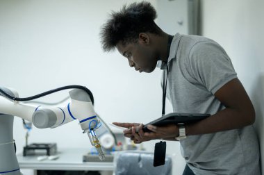 Stajyer Robot El Programı, Endüstriyel Robot Tasarımı, Yüksek Teknoloji Tesisi ve Modern Makine Öğrenme ile Robot Bilimi Mühendisi Öğrenimi. Seri Üretim Otomatik.